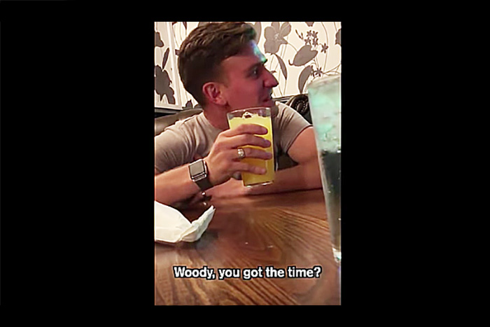 いい人すぎる…！ 飲み物を持っている友人に「いま何時？」と聞くイタズラが笑える♪