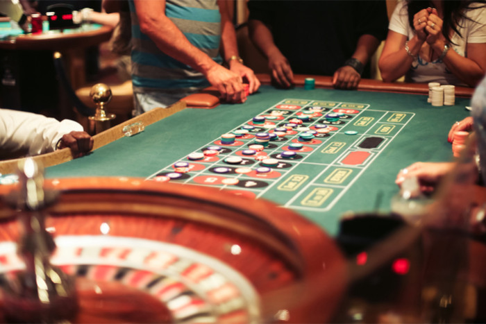 イカサマしたら丸呑み…？ ラスベガスのカジノの天井に「ラスボス」がいると話題に！