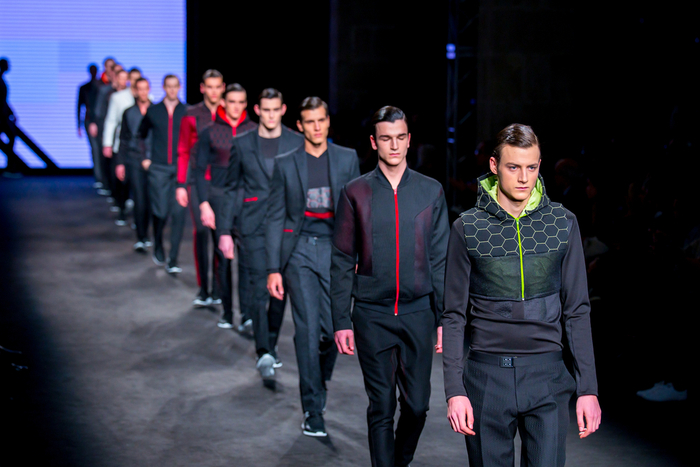 誰が着る？ ＧＵの新作「チン○ン出てる風ズボン」がネットで大人気！