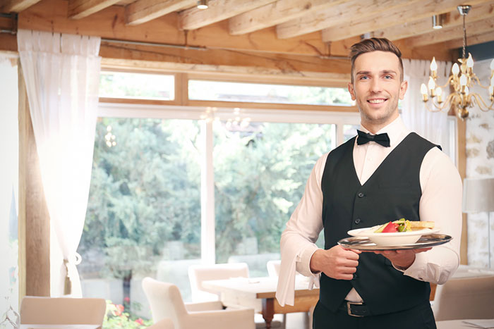 これが通常運転…!? 全力疾走で料理を運ぶウェイターたちが速すぎて笑える！