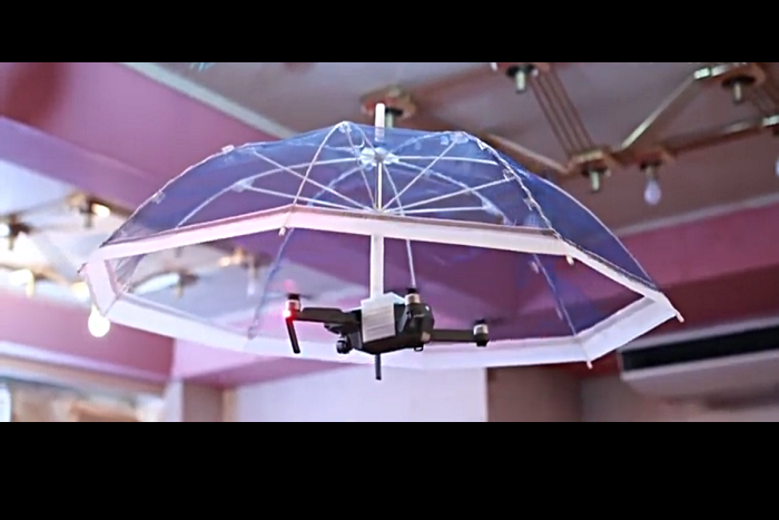 今年の梅雨に間に合え！ 夢の「ドローン傘」誕生で両手が自由になる日は近い♪