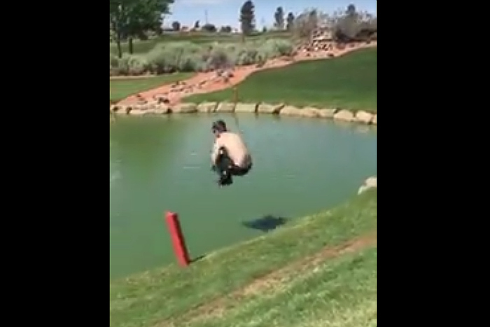 ゴルフコース内の池に飛び込んでみたら…。ゴルファーを襲った驚異のトラップとは？