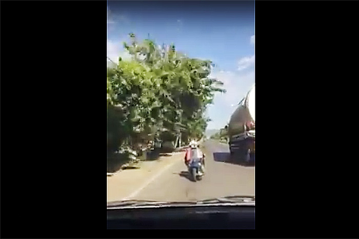 無人のスクーターが後ろ向きで道路を疾走…？ 後続車が捉えた衝撃映像！