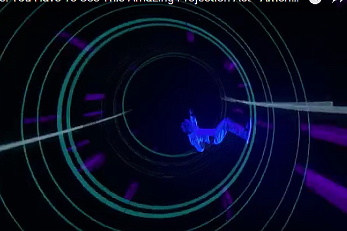 まるでゲームの世界！ 仮想空間を飛び回る「プロジェクションパフォーマンス」が話題