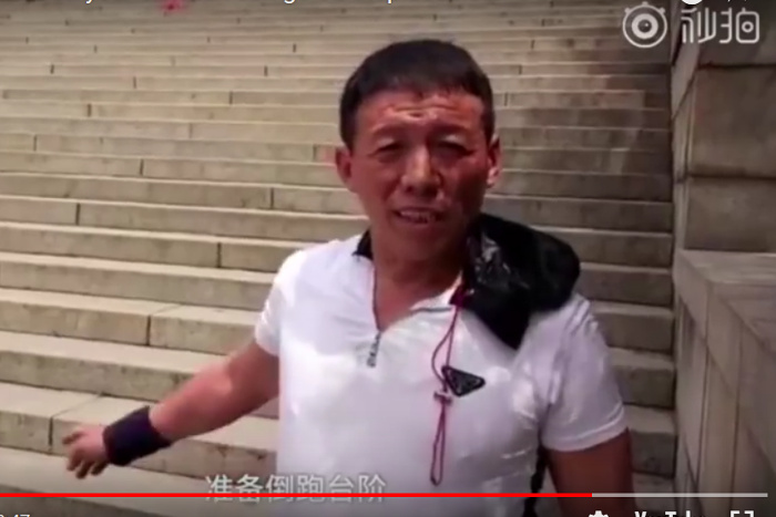 無意味な神ワザにネット騒然。後ろ向き＆猛スピードで階段を駆け降りる男性が現る！