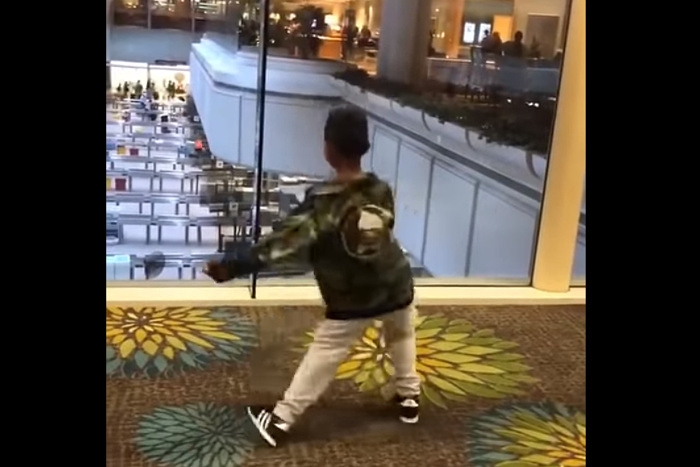 一歩間違えば変質者？ 変なダンスを踊る子どもに、ノリノリで付き合う男が大人気！