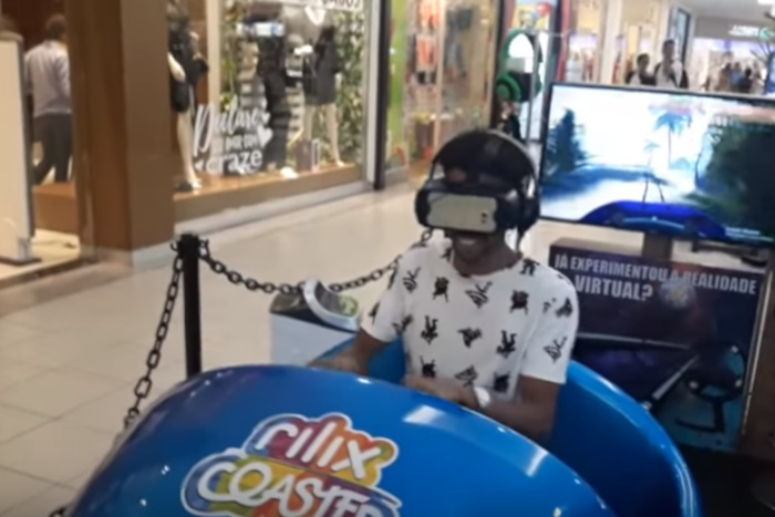 街角で大絶叫!? ＶＲでジェットコースター体験する男性の怖がり方がヤバい！