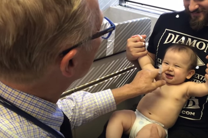 いつの間に注射した？ 赤ちゃんを歌で喜ばせながらサクッと終わらせる医者が凄い！