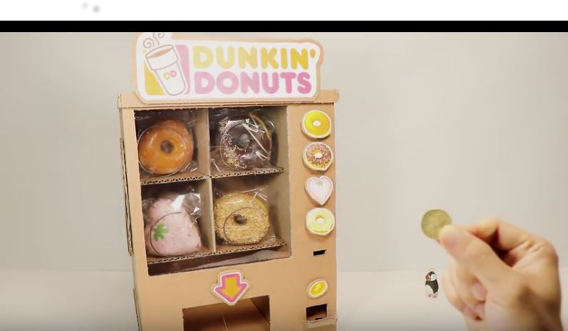 工作の天才現る！ ダンボール製「ドーナツ自動販売機」のメイキング映像がすごい