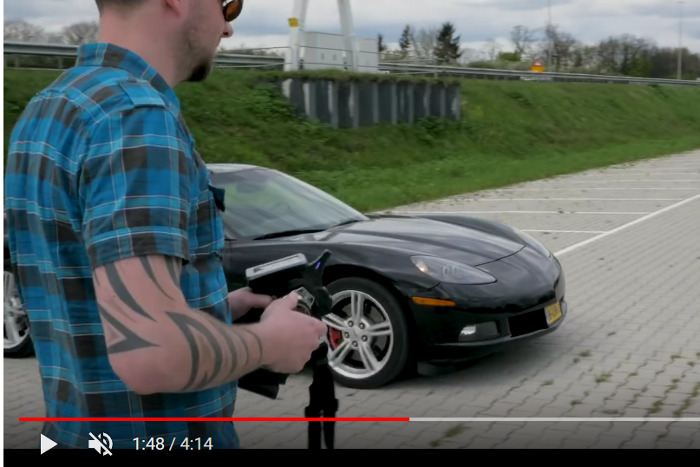 男の憧れをついに実現！ 本物のスポーツカーを改造してラジコン化した男が話題