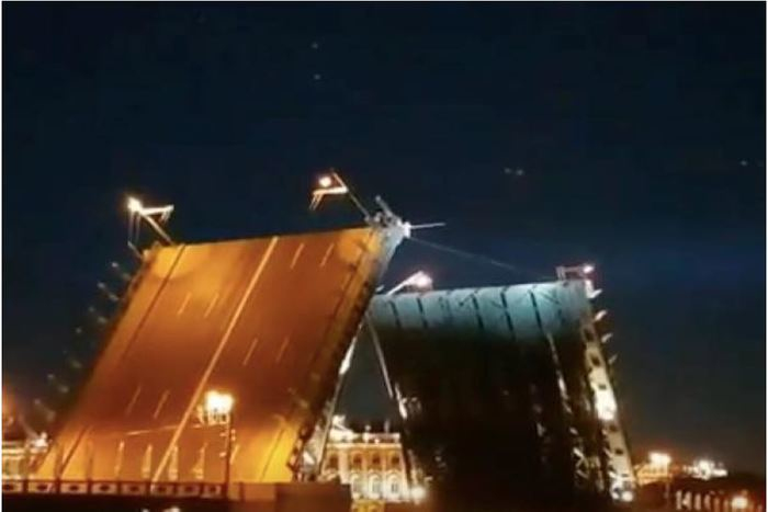 ロシアの美しい夜景をよく見ると…跳ね上がった橋の上に人間！ 驚きの光景にヒヤヒヤ