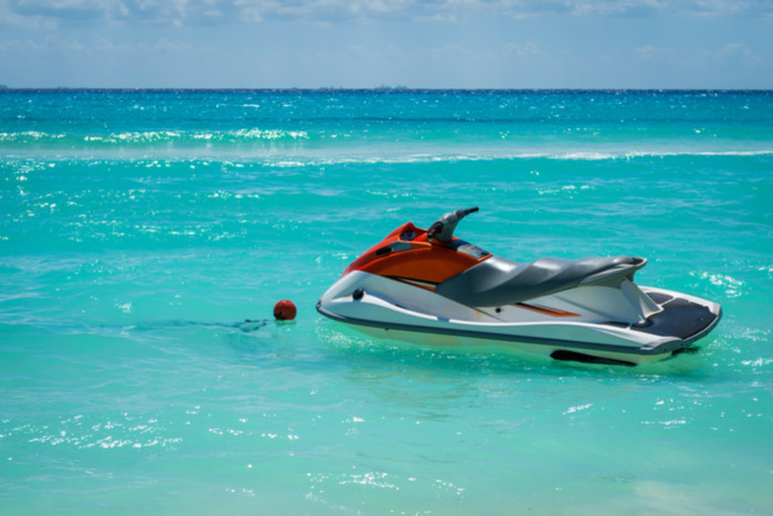 驚異の86歳！ 水上スキーを優雅に乗りこなすおじいちゃんの映像がネットで話題