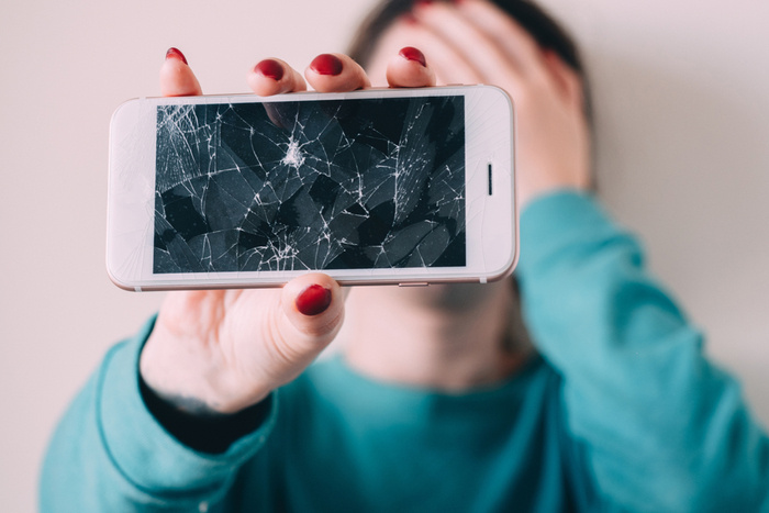 スマホ画面はもう割らない！ 学生が作った落下の衝撃を防ぐ“エアバッグ”が話題