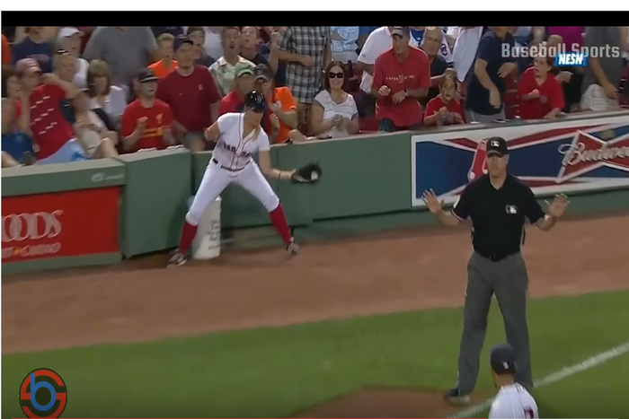 メジャーリーガーも見惚れる！ 美人ボールガールの好プレー集に誰もがうっとり♪