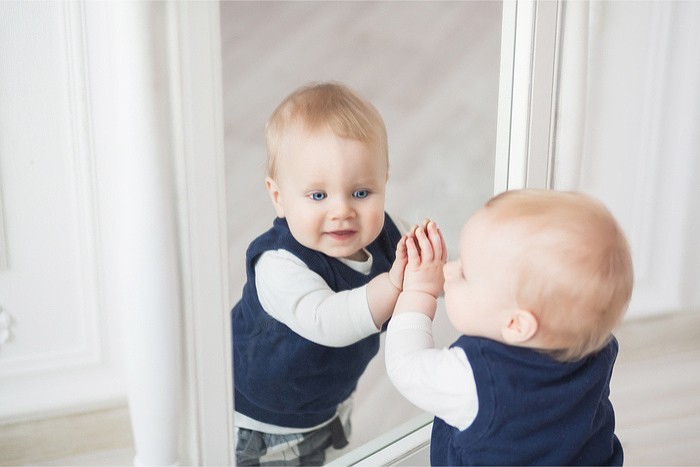どうなってるの？ 生まれて初めて鏡を見た赤ちゃんの反応がかわいすぎる♪
