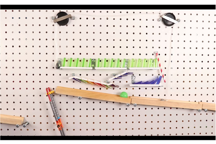 ボールがまるで生きてるよう！ 海外ピタゴラ装置の上下の動きが凄すぎると話題♪