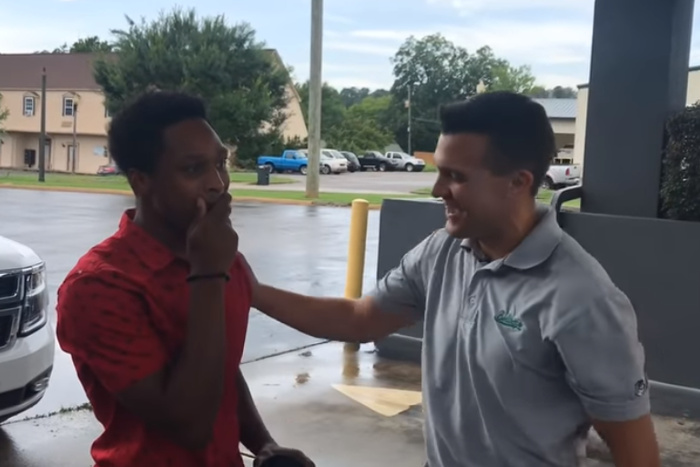 初出社日に車が故障…夜通し32kmを歩いて出社した青年に感動的なサプライズが！