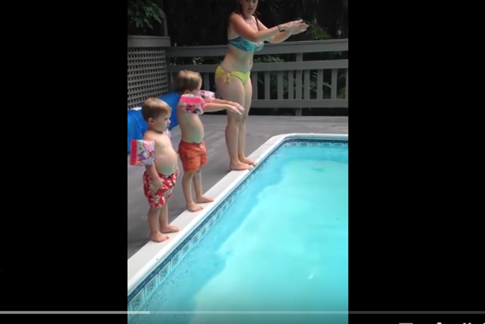 ママのお手本通りにできるかな？ プールに飛び込む次男がかわいくて笑えると話題！