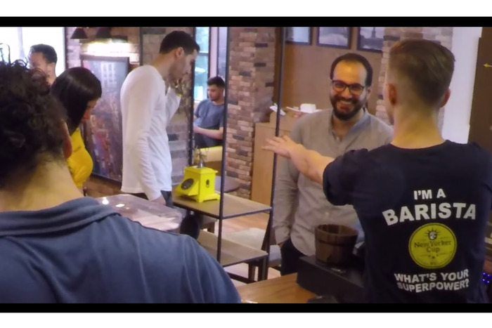 突然、時間が止まったら？ カフェ店内でのドッキリまとめ動画が十人十色で面白い！