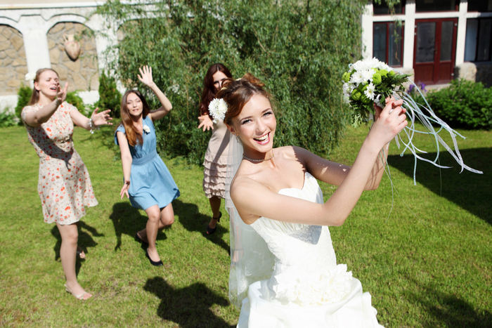 これぞ男の対応？ 恋人がブーケトスをゲットした瞬間の行動に爆笑と共感の声続々♪