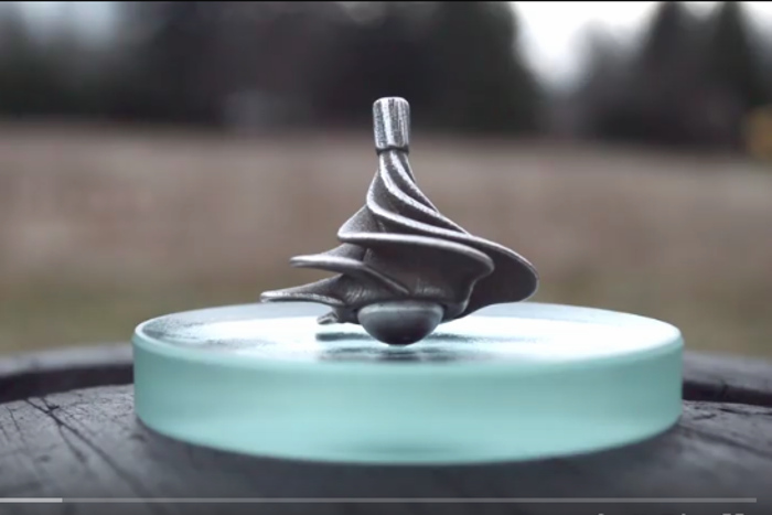 息を吹きかけるだけで回り出す…!? ２分半、風だけで回り続ける「こま」が不思議！