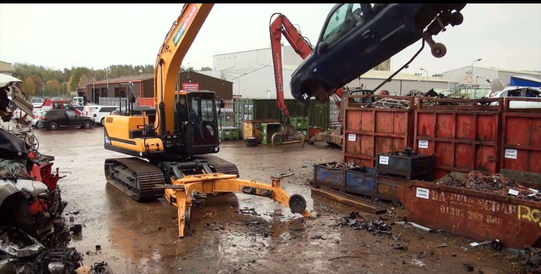 まるで生き物の解剖？ 重機でクルマを器用に解体する映像が話題に！