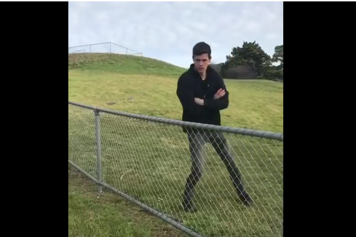 ドヤ顔までがワンセット。かっこいいフェンスの飛び越え方８選が参考になると話題！