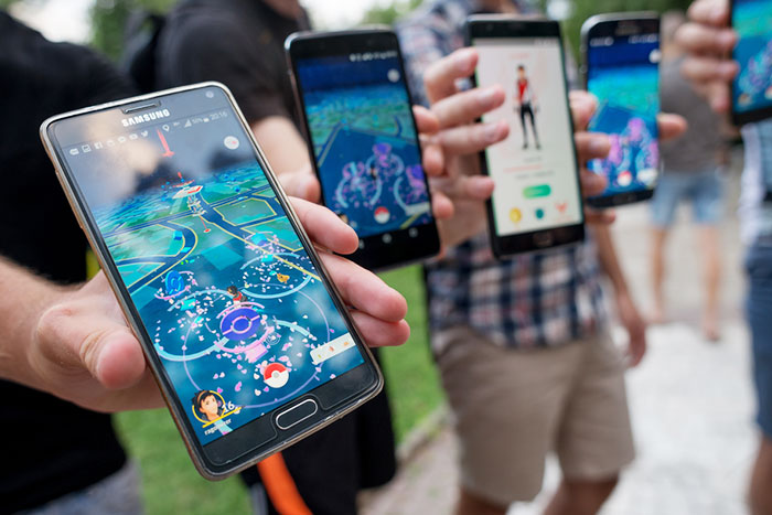 自転車にスマホ11台を装着！ 全力で『ポケモンGO』をプレイするおじさんが話題