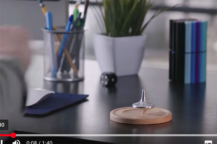 まだ回ってる…！ 何時間も回転を続ける「電動コマ」が見ていると落ち着くと話題！