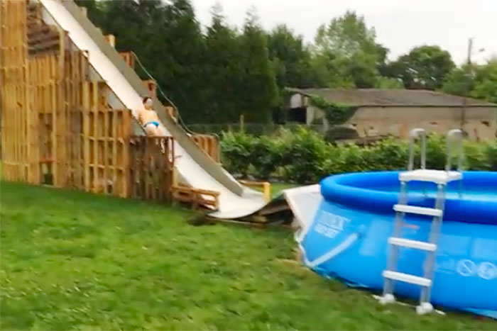 自作の巨大すべり台からプールにダイブ！のはずが…。予想通りの失敗映像が話題♪
