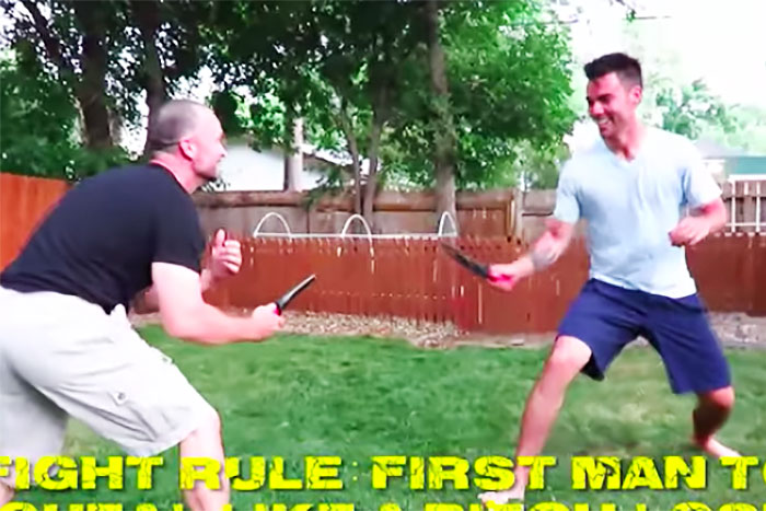 触れたら電流ビリビリッ！ テイザー・ナイフを使ったチャンバラ映像が大人気♪