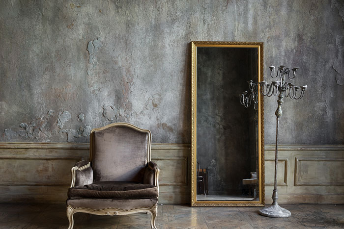 鏡に映る少年が、実物よりも先に動く…？ 海外ホームビデオに悪寒が走る人続々！