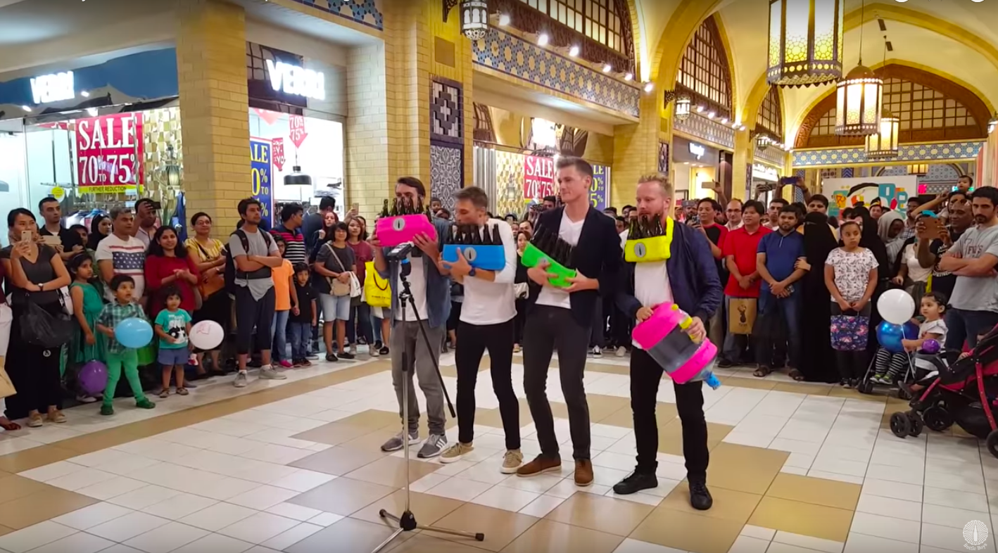 ビール瓶が楽器に変身？ 90年代ヒットソング22曲を演奏する５人組が凄すぎる！