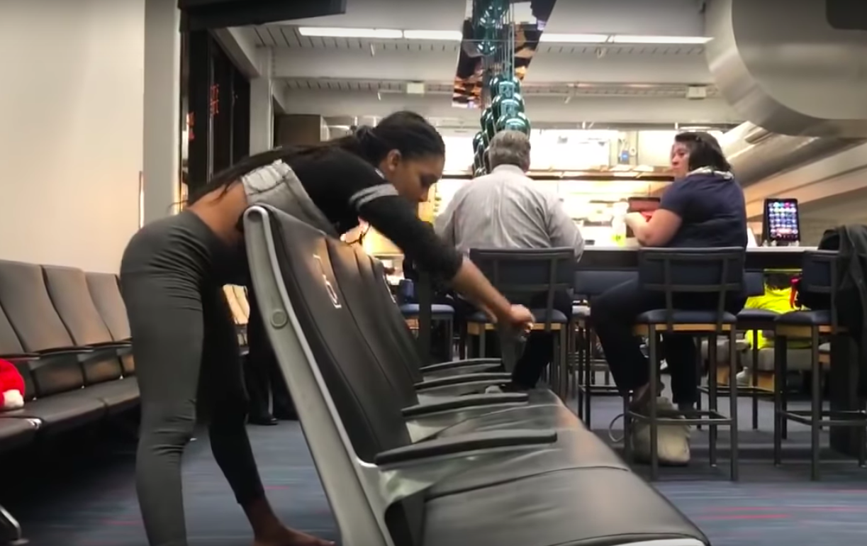 スタイル抜群の美女がリンボーダンス！ まさか待合室の椅子を攻めるなんて…