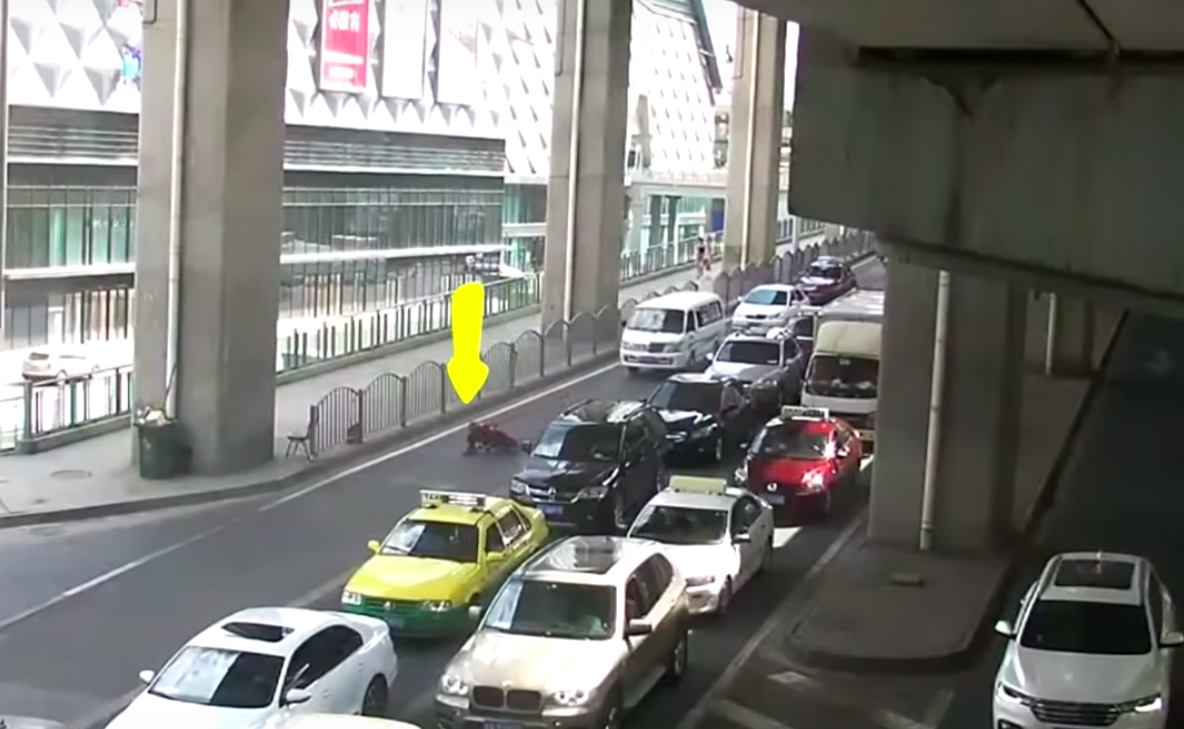 道路で滑走、オレ爆走。自作ローラースーツで公道を疾走する男が危険すぎると話題！