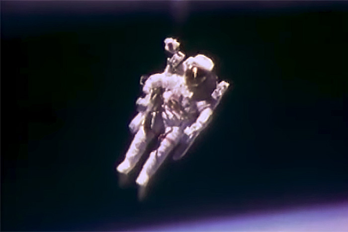 どんな高所映像よりヒヤッ！ 人類初「命綱ナシ」の宇宙遊泳に成功した時の貴重映像