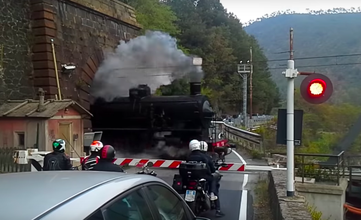 トンネルを抜けたら真っ白…!? 蒸気機関車のケムリがやばすぎて踏切が通行不能に