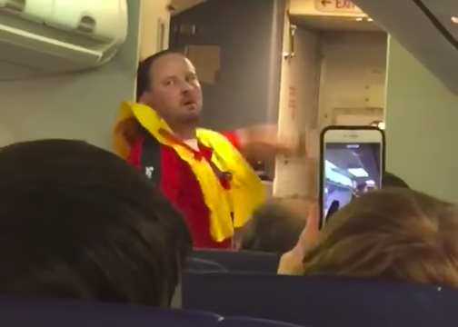 男性CAが非常用設備をセクシーに説明！ 面白すぎてクギ付けになると話題に♪