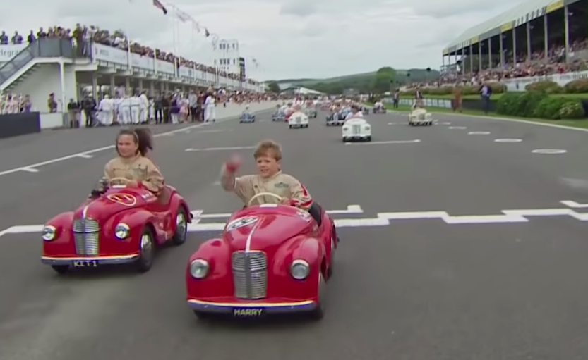 大人顔負けの白熱レース！ 大勢の子ども達がゴールに向かって車を走らせる…!?