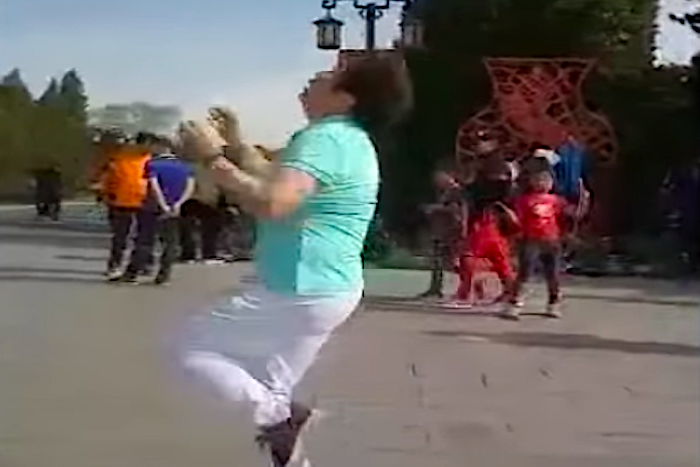 公園で神業を披露！ どこにでもいそうな普通のおばちゃんが、実は◯◯の達人だった…