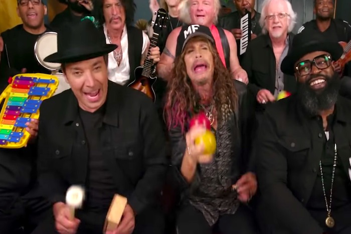 あのエアロスミスが子ども用の楽器で名曲「ウォーク・ディス・ウェイ」を演奏♪