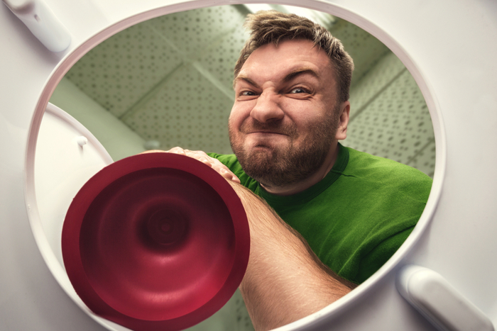 裏技!? 車のヘコんだ部分をトイレの「スッポン」を使って直そうとするが…