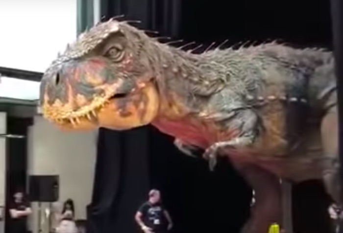 大迫力のデカさ！ 最強の恐竜「ティラノサウルス」が突如イギリスに出現!?