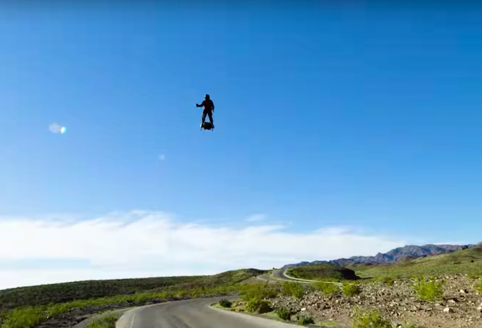 空飛ぶ爆速「ホバーボード」が遂に登場。まるでSF映画のようだと話題に♪