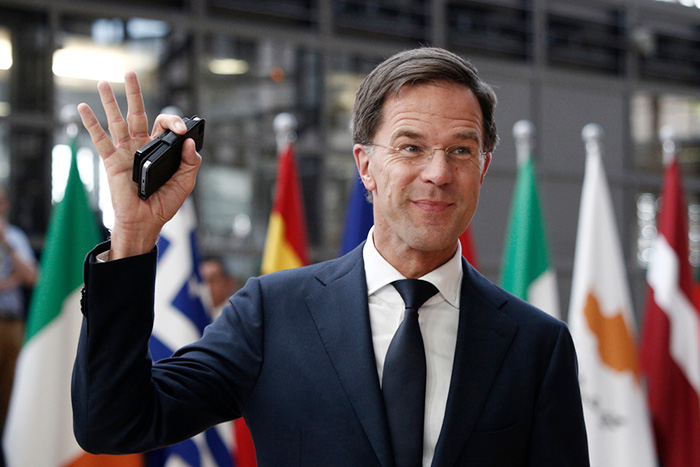 オランダ首相が神対応！ コーヒーをこぼしたあとの行動が素敵すぎる