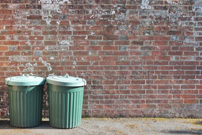 極寒すぎてスベる！ ゴミ箱を運びたいけど運べない男性がシュールで面白い