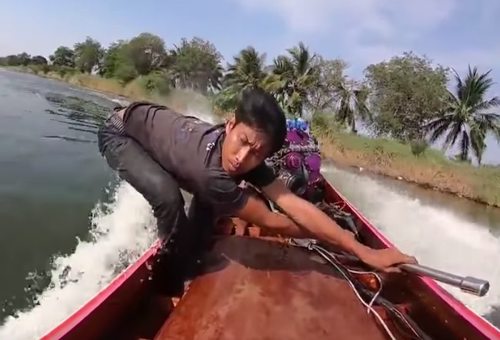 速すぎてウケる！ ディーゼルエンジン搭載のボートが猛スピードで爆走する