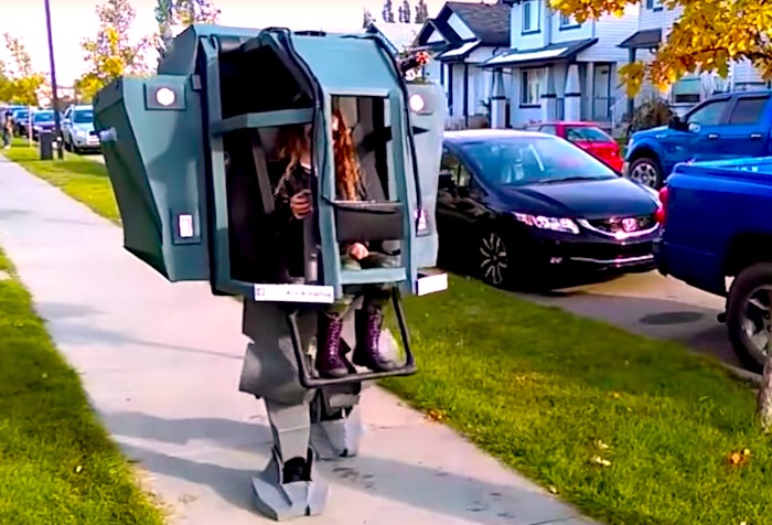 お父さんとコスプレ♪ 本格的なロボットに乗る子どもがめっちゃ楽しそう