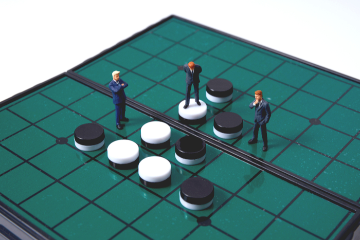 激ムズ!? 盤の上で牛たちが動き回る「気が散るオセロ」が面白すぎると話題