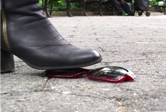 海外版ハズキルーペ!? 踏んでもハンマーで叩いても割れないメガネが爆誕！